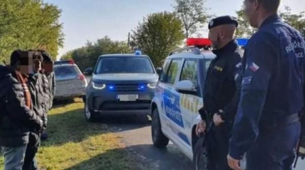 Ungaria. Doi români, trași pe dreapta de polițiști. Bărbații au fost dați jos din mașină și duși la interogări