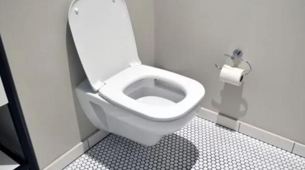 Înmoaie o rolă de hârtie igienică în oțet și las-o în vasul de toaletă câteva minute: Trucul care te scapă de multe bătăi de cap