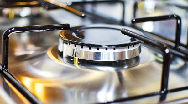 Cum se curăță corect aragazul și oalele din inox? Trucuri simple și rapide care le redau strălucirea "cât ai zice pește"