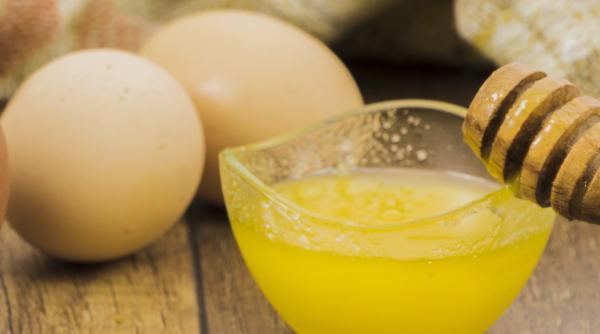 Amestecă un ou cu o lingură de miere. Trucurile fabuloase care îți vor lua ani de zile de pe față