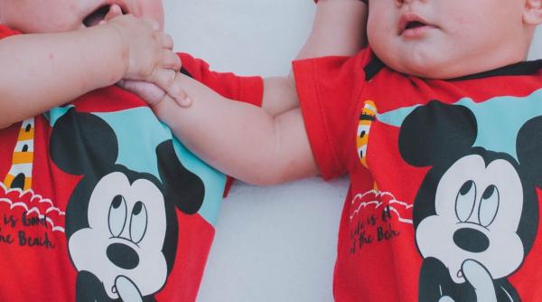 Bebeluși născuți de mame surogat, blocați în Ucraina din cauza războiului