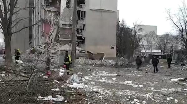 Cinci morți, între care și trei copii, scoși de sub dărâmăturile unui bloc, după un atac la Cernihiv