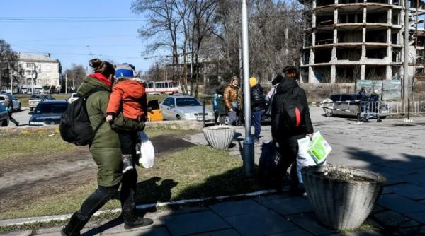 Mariupol, oraș aflat de 14 zile sub asediu: Locuitorii își îngroapă morții în spatele blocurilor și topesc zăpadă ca să bea apă