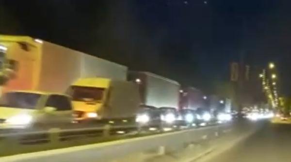 Nervi și aglomerație la granița cu Ungaria: Cozi de TIR-uri pe mai mulți kilometri