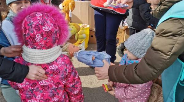 Salvați Copiii, semnal de alarmă: Minorii care au urcat în trenuri și-au îmbrățișat părinții poate pentru ultima oară 