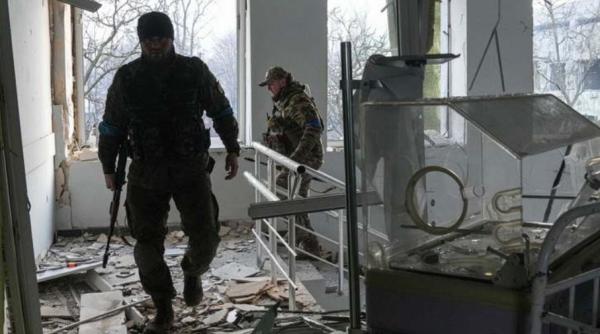 Situație disperată în Mariupol: Oamenii folosesc apă potabilă din calorifere și bălți