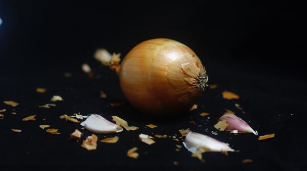 De ce să ții o ceapă în baie: Un truc de care mulți nu au auzit, dar pe care bunicile noastre îl cunoșteau