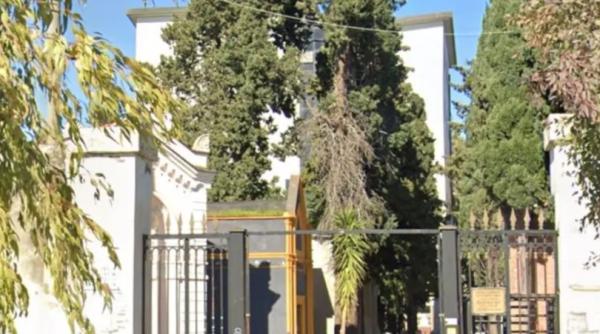 Italia. Doi români prinși în timp ce furau flori din cimitir, acuzați de profanare de morminte  