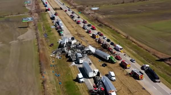 Zeci de mașini, implicate într-un accident teribil. Cel puțin cinci morți - VIDEO