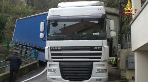 Italia. Un șofer român de TIR a făcut haos pe o străduță îngustă: A lovit cu mastodontul balcoane și mașini parcate