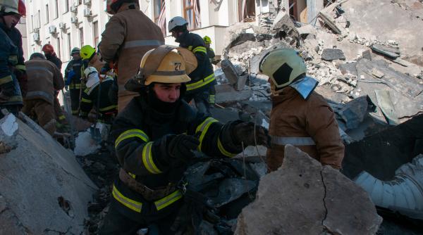 Ucraina. Școala din Mariupol, bombardată de ruși. Sute de oameni ar putea fi în interior