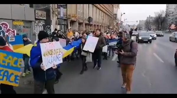 Zeci de persoane au protestat în Bucureşti împotriva războiului din Ucraina: „Vrem oameni liberi, într-o ţară liberă. Vrem pace“