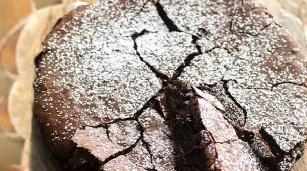 Chec cu ciocolată și ceai negru. Un deliciu culinar, care se termina imediat de pe mese