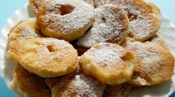 Clătite cu mere. Cea mai simplă rețetă, pe care o poate face și un copil. Rapidă, ușoară și sățioasă 