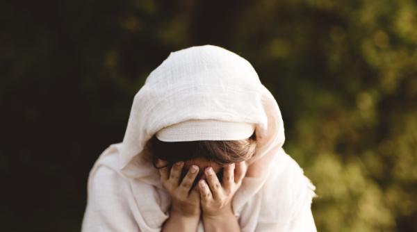 Italia. O fetiță a fost bătută în repetate rânduri de mama și fratele ei. Accesul familiei a fost intezis