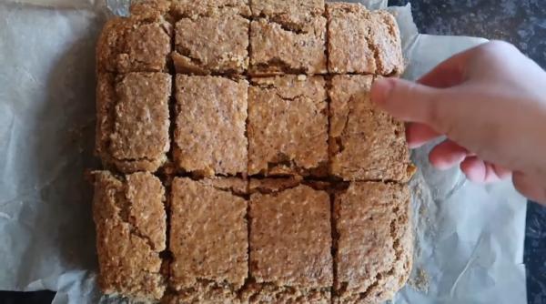 Prăjitură cu morcovi și nuci de post. O delicatesă pe care nu o poți trece cu vederea