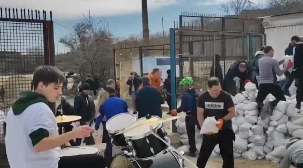 Locuitorii orașului Odesa construiesc baraje din nisip împotriva rușilor, ascultând Bon Jovi - "It's my life" - VIDEO 