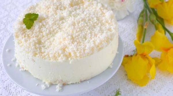 Tort cu nucă de cocos și ciocolată albă. Un desert ușor, delicios și pufos ca un nor!