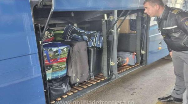 Autocar, verificat la intrarea în România. Polițiștii au fost uimiți după ce deschis cala pentru bagaje