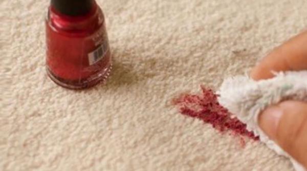 Cum să îndepărtezi petele de ojă de pe haine și covoare. Trucuri la care nu te-ai gândit vreodată