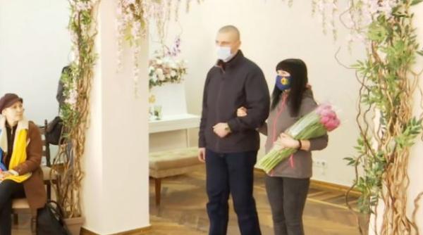 Nuntă în timpul războiului. Un soldat ucrainean s-a căsătorit cu aleasa inimii chiar în spital  