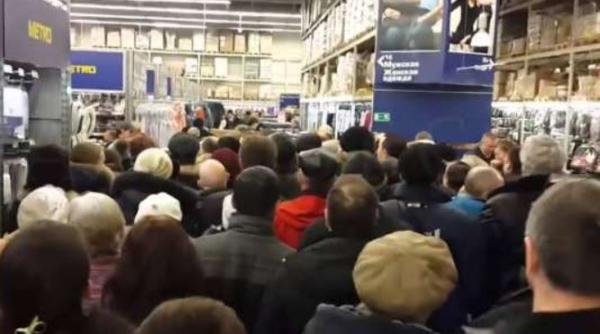 Rușii se bat în magazine pentru tigăi și săpun. Cumpărător: "Casa de nebuni. Voi posta pe internet să vadă toți"