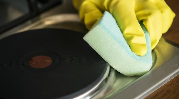 Trucul fabulos pentru a curăța aragazul ca să arate ca nou. Cele trei ingrediente minune pe care cu siguranță le ai deja în casă