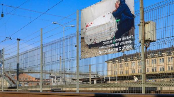 Ruşii, întâmpinați în Kaliningrad cu imagini ale războiului din Ucraina: „Putin ucide populaţia paşnică. Sunteţi de acord cu asta?”