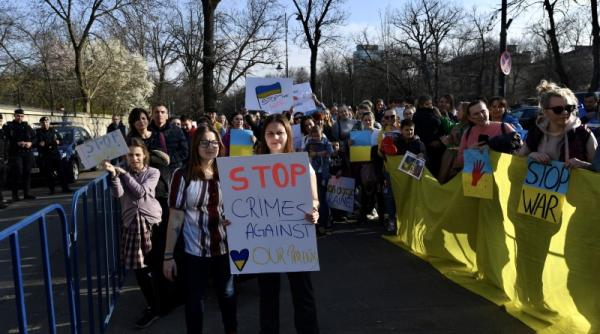 Protest în fața Ambasadei Rusiei din București. Alături de români sunt și refugiații ucraineni 