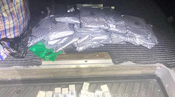 Autoturism, burdușit cu tutun pentru narghilea, verificat de polițiștii de frontieră. Șoferul s-a ales cu dosar penal