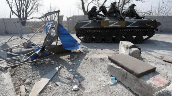 Familie de ucraineni, călcată de vehicule militare ruse. Tatăl a murit, iar mama și fiul au fost răniți grav