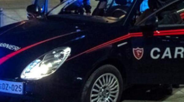 Italia. Un bărbat, care așteaptă o escortă, a fost jefuit de trei români. Infractorii, înarmați cu un cuțit, i-au luat banii  