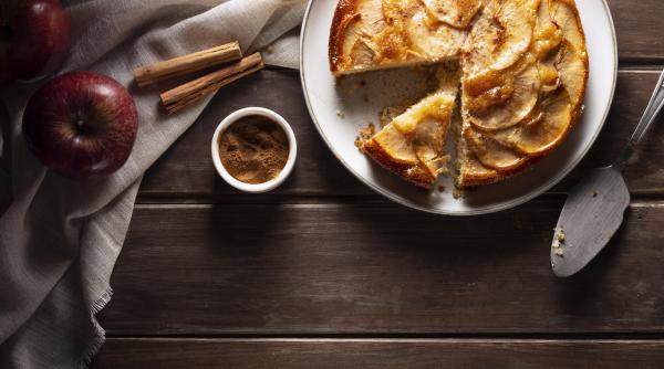 Plăcintă cu mere și griș, extrem de pufoasă și fină. Se topește în gură