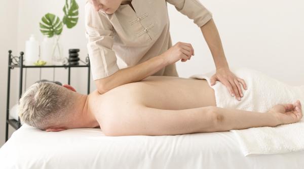 Belgia. O maseuză româncă și-a încuiat clientul în casă și a fugit cu portofelul: „Mă întorc imediat”