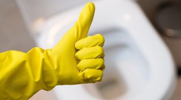 Cum să desfunzi vasul de toaletă cu ajutorul unei sticle: Trucul simplu de care instalatorii nu ar vrea să afli