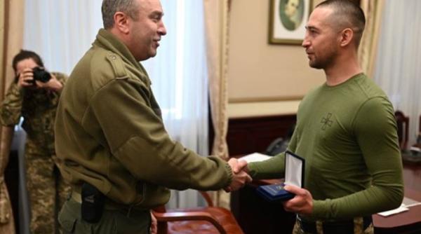 "Navă de război rusă, du-te dracului!". Grănicerul de pe insula Șerpilor care a înjurat nava de război rusească, primit ca un erou acasă