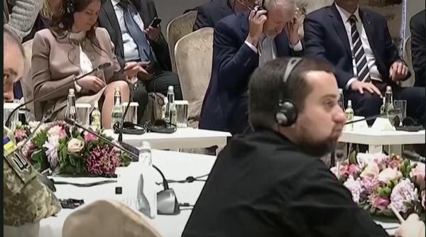 Negocieri la Istanbul: Kievul propune un statut de neutralitate cu garanţii extinse; Rusia anunţă reducerea ''radicală'' a activităţii ei