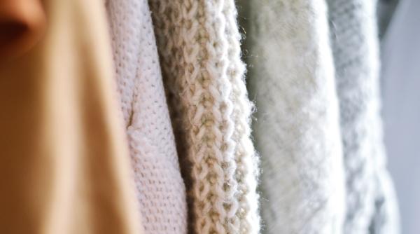 Au intrat hainele la apă? Nu dispera! Iată 5 soluții care le-ar putea salva