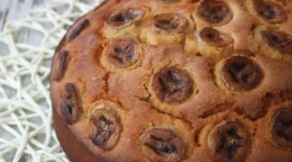 Chec pufos cu iaurt și banane. Ușor, rapid și delicios! Toate ingredientele sunt măsurate cu același pahar 