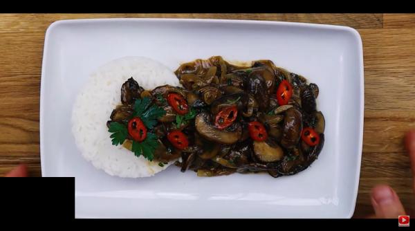 Stroganoff cu ciuperci, o rețetă delicioasă de post. Este gata rapid și bogată în proteine