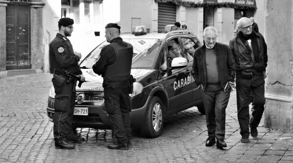 Italia. Doi români beți, sancționați de carabinieri pentru că agresau lumea de pe stradă