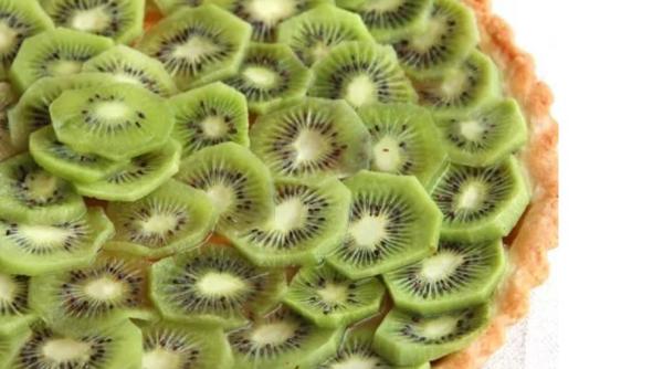 Tartă cu kiwi, un desert delicios, bogat în vitamina C. Uită de umplutura tradițională și folosește un borcan cu gem