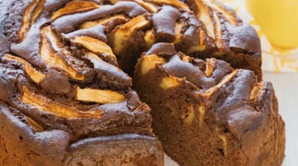 Tartă cu mere și ciocolată. O variantă delicioasă și ușoară a clasicei plăcinte cu mere a bunicii 