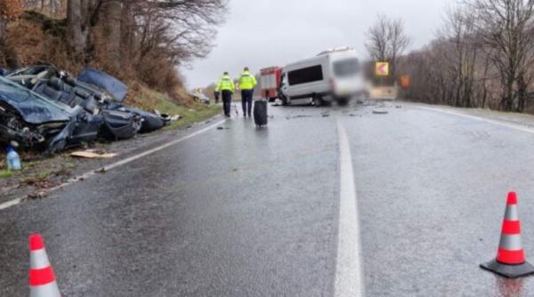 Microbuz cu români, impact violent cu o mașină, în județul Cluj. Cinci persoane au fost rănite 