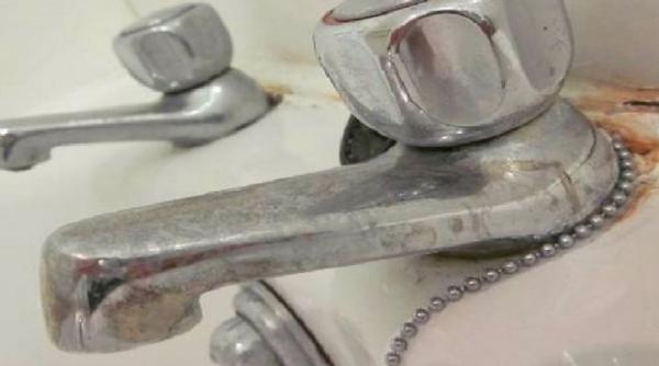 Calcarul și petele de pe chiuvete și robinete, eliminate în 5 minute cu patru ingrediente naturale: Acționează ca o "bombă"