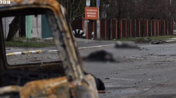 Zeci de cadavre de civili, găsite pe străzile unui oraș ucrainean după retragerea rușilor. Unele persoane par executate