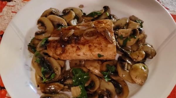 Cod la cuptor cu ciuperci, o rețetă gustoasă și bogată în iod. Tu știai cât de important este iodul în alimentația ta? 