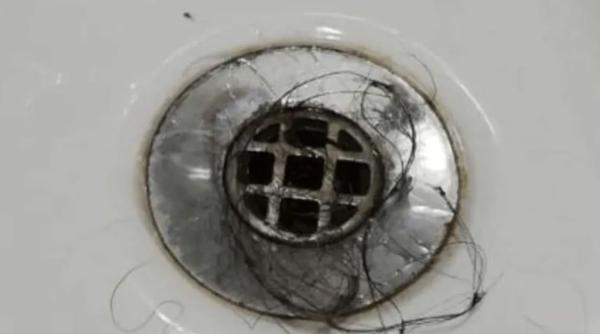 Cum să îndepărtezi părul și scamele din scurgerea dușului fără efort? Ai nevoie de 3 ingrediente pe care le ai în casă