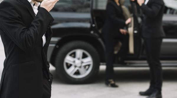 Belgia. Trei bodyguarzi români, condamnați după ce au bătut doi studenți într-un hotel. Judecătorul i-a pus la punct 