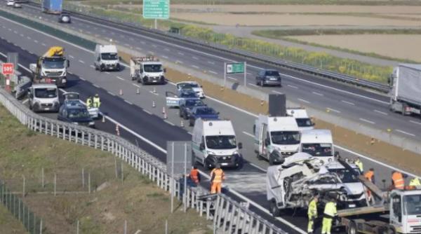 Doi români, morți într-un accident cumplit în Italia: Microbuzul cu care se întorceau din Franța, strivit de o cisternă